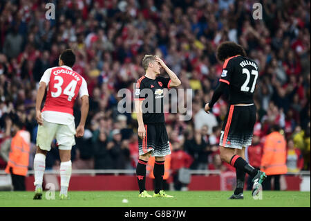 Le Bastian Schweinsteiger (centre) de Manchester United est abandonné après le dernier coup d'envoi du match de la Barclays Premier League au stade Emirates, Londres. Banque D'Images