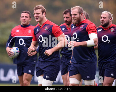 James Haskell (au centre, à droite) et Joe Launchbury (au centre, à gauche) pendant une séance d'entraînement au Pennyhill Park, Bagshot. Banque D'Images