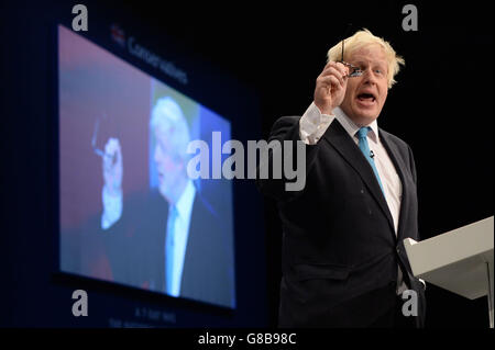 Boris Johnson, député d'Uxbridge, prononce son discours à la conférence du Parti conservateur à Manchester Central. Banque D'Images