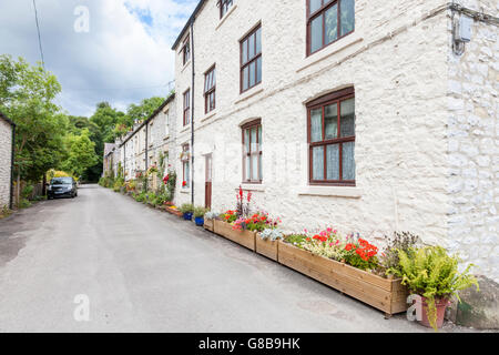 Une rangée de cottages dans le hameau de Litton Mill, Derbyshire, Angleterre, RU Banque D'Images