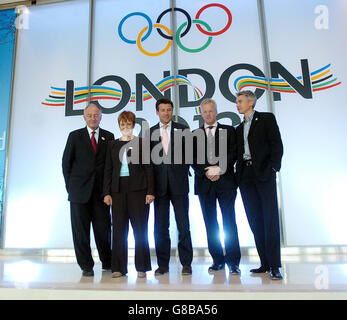 Le président de la candidature olympique de Londres 2012, Sebastian COE (au centre), accompagné du maire de Londres, Ken Livingstone, du secrétaire d'État au Sport, Tessa Jowell, du président de l'Association olympique, Simon Clegg, et du médaillé d'or olympique, Jonathan Edwards, lors d'une conférence de presse. Banque D'Images