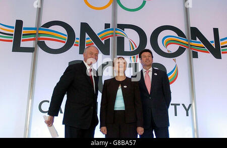 Le président de la candidature olympique de Londres 2012, Sebastian COE (au centre), avec le maire de Londres, Ken Livingstone, et le secrétaire d'État au Sport, Tessa Jowell, lors d'une conférence de presse pour le rapport de la commission. Banque D'Images