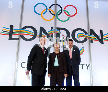 Le président de la candidature olympique de Londres 2012, Sebastian COE (à droite) avec le maire de Londres, Ken Livingstone, et le secrétaire d'État au Sport, Tessa Jowell, lors d'une conférence de presse pour le rapport de la commission. Banque D'Images