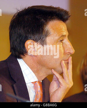 Le président de la candidature olympique de Londres 2012, Sebastian COE, lors d'une conférence de presse pour le rapport de la Commission olympique. Banque D'Images