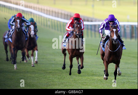 Le minding, monté par Ryan Moore (à droite), remporte le Dubai filles Mile lors du premier jour du Dubai future Champions Festival à l'hippodrome de Newmarket. Banque D'Images