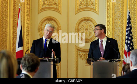 Le secrétaire d’État britannique à la Défense Michael Fallon (à gauche) aux côtés de son homologue américain, Ashton carter, secrétaire d’État à la Défense des États-Unis, qui participe à une conférence de presse à Lancaster House, à Londres. Le gouvernement reste résolu à renforcer le soutien parlementaire aux frappes aériennes de la RAF contre l'État islamique (EI) en Syrie, malgré l'intervention de la Russie dans le conflit, a déclaré Fallon. Banque D'Images