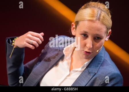 Le député Mhairi Black du Parti national écossais parle lors de la conférence femmes dans le monde au Cadogan Hall de Londres. Banque D'Images