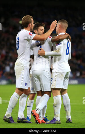 Theo Walcott (au centre), en Angleterre, célèbre le premier but de son équipe lors du match de qualification européen de l'UEFA au stade Wembley, à Londres. APPUYEZ SUR ASSOCIATION photo. Date de la photo: Vendredi 9 octobre 2015. Voir PA Story FOOTBALL England. Le crédit photo devrait se lire comme suit : Nick Potts/PA Wire. RESTRICTIONS : utilisation soumise à des restrictions FA. Utilisation commerciale uniquement avec le consentement écrit préalable de l'AC. Aucune modification sauf le recadrage. Appelez le +44 (0)1158 447447 ou consultez le site www.paphotos.com/info/ pour obtenir des restrictions complètes et de plus amples informations. Banque D'Images