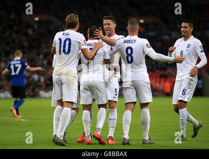 Theo Walcott (au centre), en Angleterre, célèbre le premier but de son équipe lors du match de qualification européen de l'UEFA au stade Wembley, à Londres. Banque D'Images