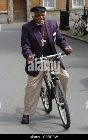 Ancien archevêque de Cape Town et lauréat du prix Nobel de la paix, le Dr Desmond Tutu est assis sur un vélo emprunté à un étudiant après avoir été nommé membre honoraire de la Société philosophique du Trinity College. Banque D'Images