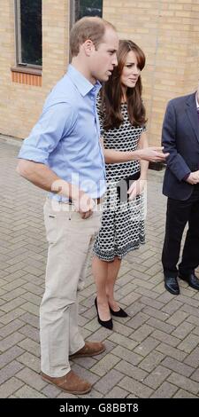 Le duc et la duchesse de Cambridge rencontrent leur personnel lorsqu'ils arrivent au Harrow College de Middlesex, où ils ont marqué la Journée mondiale de la santé mentale en rencontrant des jeunes bénévoles de l'esprit de charité, ou le temps de la campagne anti-stigmatisation au changement, après avoir traité de leurs propres problèmes de santé mentale. Banque D'Images