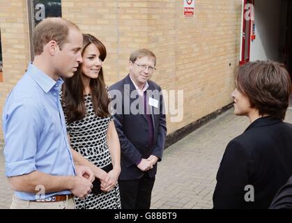 Le duc et la duchesse de Cambridge rencontrent leur personnel lorsqu'ils arrivent au Harrow College de Middlesex, où ils ont marqué la Journée mondiale de la santé mentale en rencontrant des jeunes bénévoles de l'esprit de charité, ou le temps de la campagne anti-stigmatisation au changement, après avoir traité de leurs propres problèmes de santé mentale. Banque D'Images