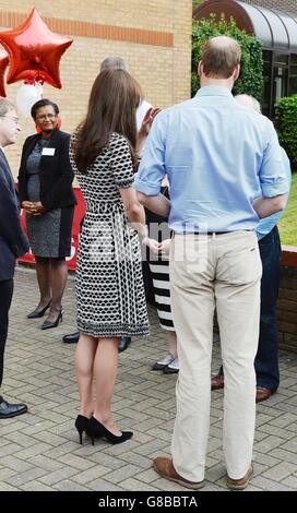 Le duc et la duchesse de Cambridge rencontrent leur personnel lorsqu'ils arrivent au Harrow College de Middlesex, où ils ont marqué la Journée mondiale de la santé mentale en rencontrant des jeunes bénévoles de l'esprit de charité, ou le temps de la campagne anti-stigmatisation au changement, après avoir traité de leurs propres problèmes de santé mentale. Banque D'Images