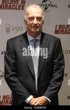 Trevor Francis, ancien footballeur de la forêt de Nottingham, participe à la première mondiale du film I Believe in miracles au terrain de Nottingham Forest City à Nottingham. Banque D'Images