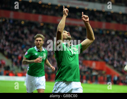 Jon Walters, de la République d'Irlande, célèbre les scores de la zone de pénalité lors du match de qualification au championnat d'Europe au stade national de Varsovie, en Pologne. Banque D'Images