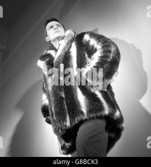 Brian Redman porte un manteau à poil long appelé Klondike à l'exposition internationale de vêtements pour hommes et garçons à Earls court. Banque D'Images