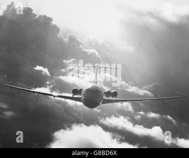 Un BOAC Super VC10 en vol au-dessus de la mer au large de la côte du Sussex. Banque D'Images