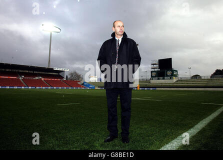 Rugby Union - Lions britanniques et irlandais / NZ Maoris - Captains Run - Waikato Stadium.Sir Clive Woodward, entraîneur des Lions britanniques et irlandais, étudie la scène au stade Waikato. Banque D'Images