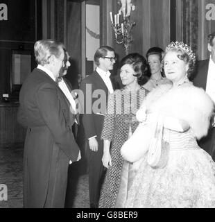 La reine mère et la princesse Margaret bavardent avec Sir Frederick Ashton à l'arrivée à l'Opéra royal, Covent Garden, pour une représentation de Romeo et Juliette, en aide au Fonds bienveillant du Ballet royal. Banque D'Images