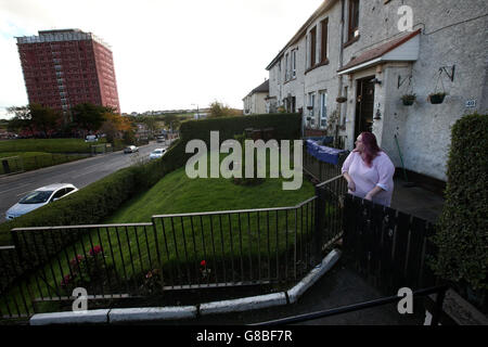 Laura Collins regarde de son jardin sur Red Road à Glasgow après la démolition dimanche des appartements de Red Road à Glasgow, car l'un des deux blocs des appartements emblématiques reste en partie debout après que la démolition contrôlée n'ait pas réussi à les faire tomber. Banque D'Images