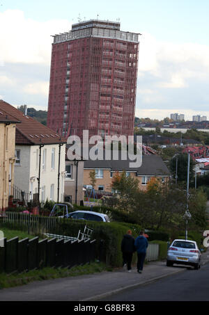 L'un des blocs d'appartements de Red Road à Glasgow s'est partiellement arrêté après une démolition contrôlée des appartements emblématiques dimanche n'a pas réussi à en faire tomber deux. Banque D'Images