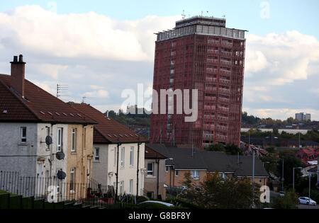 L'un des blocs d'appartements de Red Road à Glasgow s'est partiellement arrêté après une démolition contrôlée des appartements emblématiques dimanche n'a pas réussi à en faire tomber deux. Banque D'Images