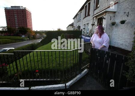 Laura Collins regarde de son jardin sur Red Road à Glasgow après la démolition dimanche des appartements de Red Road à Glasgow, car l'un des deux blocs des appartements emblématiques reste en partie debout après que la démolition contrôlée n'ait pas réussi à les faire tomber. Banque D'Images