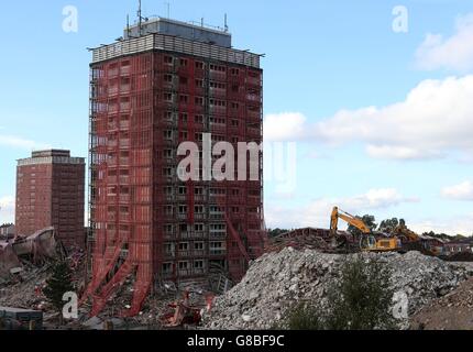 Deux pâtés de maisons des appartements de la Red Road à Glasgow sont partis en partie debout après une démolition contrôlée des appartements emblématiques dimanche n'a pas réussi à en faire tomber deux. Banque D'Images