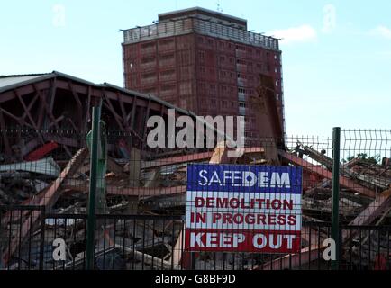 L'un des blocs d'appartements de Red Road à Glasgow s'est partiellement arrêté après une démolition contrôlée des appartements emblématiques dimanche n'a pas réussi à en faire tomber deux. Banque D'Images