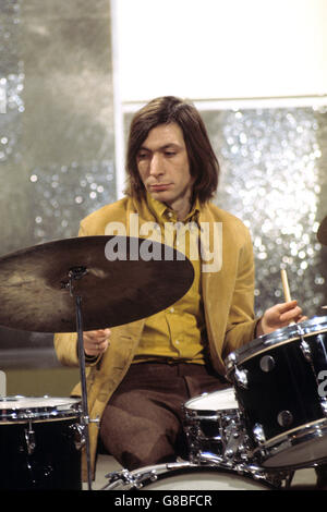 Charlie Watts, batteur aux Rolling Stones, photographié comme le film du groupe aux studios LWT (London Weekend Television) à Londres. Banque D'Images