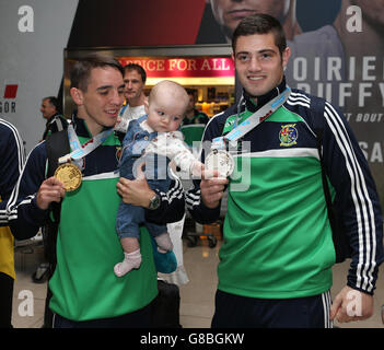 Michael Conlan d'Irlande avec sa fille Luisne (à gauche) et Joe Ward retournent à l'aéroport de Dublin après avoir remporté l'or aux Championnats du monde d'élite AIBA à Doha. Banque D'Images