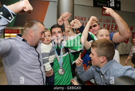 Joe Ward fête avec ses proches à l'aéroport de Dublin après avoir remporté l'argent aux Championnats du monde élite de l'AIBA à Doha. Banque D'Images