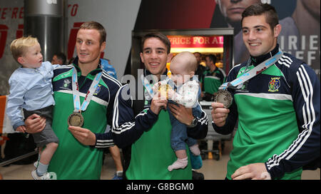 Michael O'Reilly (à gauche) Michael Conlan (au centre) et Joe Ward reviennent à l'aéroport de Dublin après avoir participé aux Championnats du monde élite AIBA à Doha. Banque D'Images