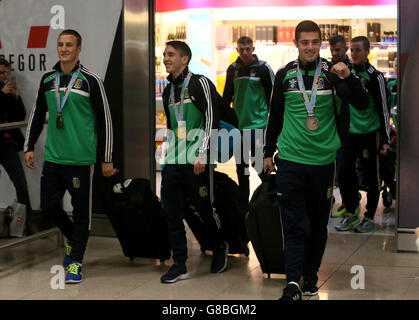 Michael O'Reilly (à gauche) Michael Conlan (au centre) et Joe Ward reviennent à l'aéroport de Dublin après avoir participé aux Championnats du monde élite AIBA à Doha. Banque D'Images