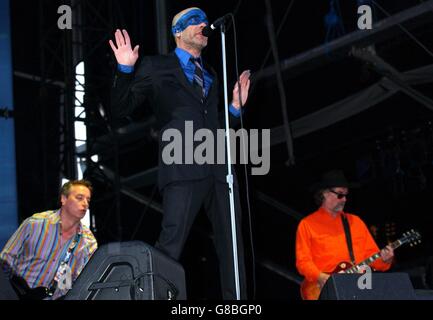 Nokia Isle of Wight Festival - Parc Seaclose. Michael Stipe de REM se produit sur la scène principale. Banque D'Images