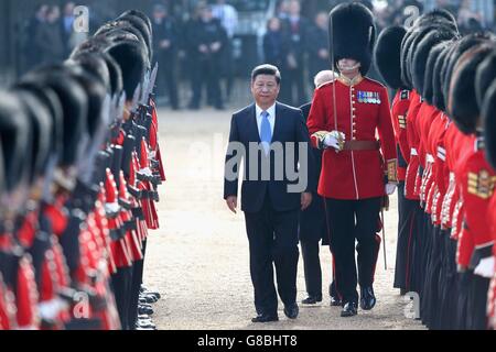 Le président chinois Xi Jinping inspecte une garde d'honneur lors de la cérémonie d'accueil à Horse Guards Parade, Londres, pour le président le premier jour de sa visite d'État au Royaume-Uni. Banque D'Images