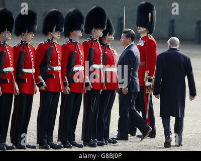 Le président chinois Xi Jinping inspecte une garde d'honneur lors de la cérémonie d'accueil officielle au Horseguards Parade Londres, le premier jour officiel de la visite d'État chinoise. Banque D'Images