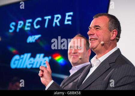 Diggory Laycock du domaine Ian Fleming (à gauche) et LE SUPERVISEUR DES effets spéciaux SPECTRE Chris Courbould lors du lancement de Gillette Bond moments à Londres pour célébrer le partenariat entre la marque et SPECTRE, le 24e film Bond. Banque D'Images