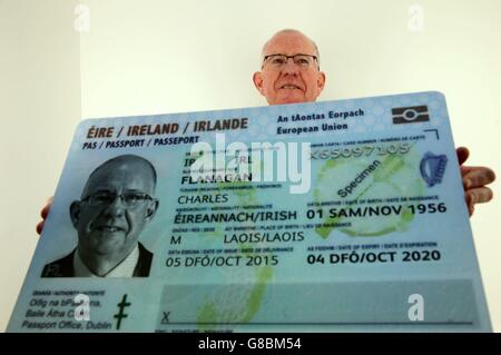 Le ministre des Affaires étrangères et du Commerce, Charlie Flanagan, lors du lancement de la nouvelle carte de passeport au bureau des passeports de Dublin. Banque D'Images