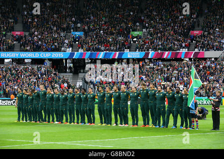 Les joueurs d'Afrique du Sud s'alignent lors de leur hymne national avant le match de la coupe du monde au stade olympique de Londres. Banque D'Images