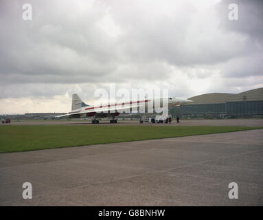 Le paquebot supersonique Concorde de construction britannique laisse son hangar à Filton, Bristol, pour la première fois pour des essais de moteurs. Banque D'Images