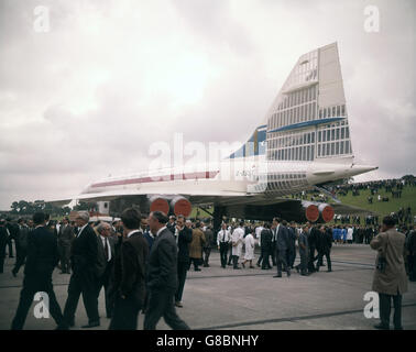 Le paquebot supersonique Concorde de construction britannique laisse son hangar à Filton, Bristol, pour la première fois pour des essais de moteurs. Banque D'Images