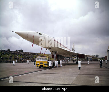 Le paquebot supersonique Concorde de construction britannique laisse son hangar à Filton, Bristol, pour la première fois pour des essais de moteurs. Banque D'Images