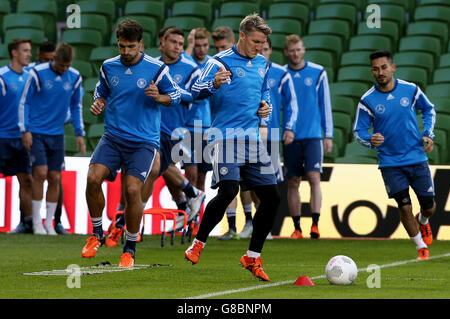 Football - UEFA Euro 2016 - qualification - Groupe D - République d'Irlande / Allemagne - session d'entraînement Allemagne - Stade Aviva.Bastian Schweinsteiger (centre) d'Allemagne pendant la session d'entraînement au stade Aviva, Dublin. Banque D'Images