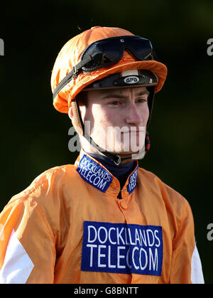 Courses hippiques - Hippodrome de Nottingham. Jockey Daniel Muscutt Banque D'Images