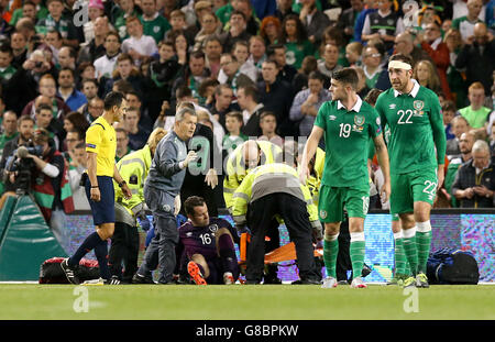 Shay, gardien de but de la République d'Irlande, est blessé (au centre) lorsqu'il reçoit un traitement sur le terrain lors du match de qualification de l'UEFA European Championship au stade Aviva, à Dublin. Banque D'Images