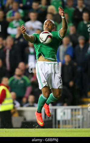 Josh Magennis, d'Irlande du Nord, est en action lors du match de qualification de l'UEFA European Championship à Windsor Park, Belfast. APPUYEZ SUR ASSOCIATION photo. Date de la photo: Jeudi 8 octobre 2015. Voir PA Story SOCCER N Irlande. Le crédit photo devrait se lire comme suit : Niall Carson/PA Wire. Banque D'Images