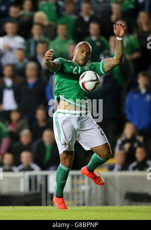 Josh Magennis, d'Irlande du Nord, est en action lors du match de qualification de l'UEFA European Championship à Windsor Park, Belfast. Banque D'Images