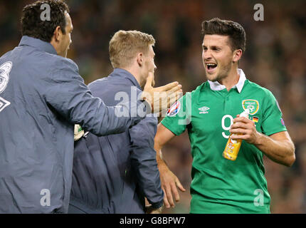 Shane long (à droite), de la République d'Irlande, célèbre lors du dernier coup de sifflet du match de qualification de l'UEFA European Championship au stade Aviva, à Dublin. Banque D'Images