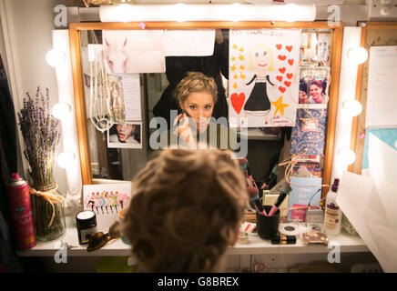 Doano se prépare sur les coulisses avant la comédie musicale les Miserables. Dans le cadre de Save the Children syrien Children's Appeal, avec la compagnie actuelle, les membres de la troupe originale, et des invités spéciaux. Queen's Theatre, Londres. Fil Daniel Leal-Olivas/PA Banque D'Images